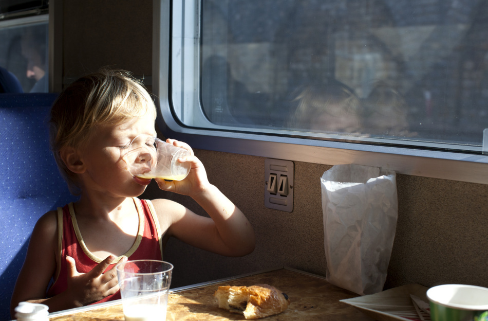 ребенок в поезде кушает